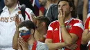 Suporter tampak kecewa usai Rusia kalah dari Kroasia pada laga perempat final Piala Dunia di Stadion Olimpiade Fisht, Sabtu (7/7/2018). Rusia kalah adu penalti dengan skor 3-4 dari Kroasia. (AP/Pavel Golovkin)
