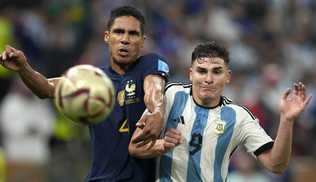 Raphael Varane menjadi pemain MU dengan menit bermain terbanyak di Piala Dunia 2022. Ia tampil sebanyak 6 laga dengan mencatatkan 521 menit bermain. Sayangnya, ia gagal mempersembahkan gelar back-to-back Prancis setelah dikalahkan Argentina pada babak adu penalti dengan skor 2-4. (AP Photo/Frank Augstein)