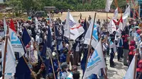 Massa serikat pekerja dan buruh di Kabupaten Tuban ketika menggelar aksi demo. (Liputan6.com/Ahmad Adirin)