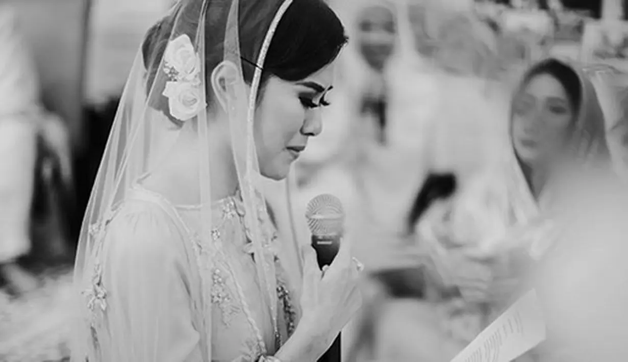 Meski bahagia sebentar lagi akan menikah, pada acara pengajian yang digelar pada Sabtu (14/4) di kediaman Raffi Ahmad itu juga terlihat calon pengantin perempuan beberapa kali meneteskan air mata. (Instagram/syahnazs)