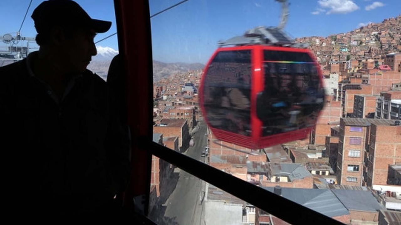 Asyiknya berkeliling dengan kereta gantung tertinggi di Bolivia