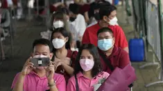 Puluhan pasangan yang mengenakan masker untuk melindungi diri dari penyebaran virus corona menunggu untuk menandatangani surat nikah mereka pada Hari Valentine di distrik Bang-Rak, yang diterjemahkan sebagai "Distrik Cinta", di Bangkok, Thailand, Senin (14/2/2022). (AP Photo/Sakchai Lalit)