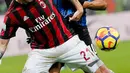 Pemain AC Milan, Lucas Biglia berebut bola dengan pemain Inter Milan, Joao Mario pada laga perempat final Coppa Italia di San Siro, Kamis (28/12). AC Milan menang dengan skor 1-0 yang ditentukan lewat gol tunggal Patrick Cutron. (AP/Antonio Calanni)