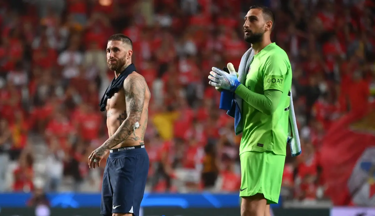Hingga laga usai skor 1-1 tetap bertahan. PSG yang mengoleksi 7 poin dari 3 laga, sama dengan Benfica tetap memuncaki klasemen sementara Grup H. Gianluigi Donnarumma dan kawan-kawan unggul agresifitas gol dibandingkan Benfica. (AFP/Franck Fife)