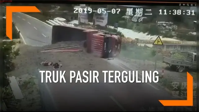 VIDEO: Pengendara Motor Tewas Tertimbun Pasir Truk Terguling