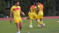 Diogo Campos dan rekan-rekan di Kalteng Putra berlatih keras di lapangan UNY, Sleman, Rabu (20/3/2019). (Bola.com/Vincentius Atmaja)