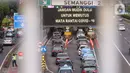 Kendaraan melintas di Gerbang Tol Semanggi, Jakarta, Rabu (20/5/2020). Ketua Gugus Tugas Percepatan Penanganan COVID-19 Doni Monardo menerbitkan surat edaran tentang kriteria pembatasan perjalanan orang dalam rangka percepatan penanganan COVID-19. (Liputan6.com/Angga Yuniar)