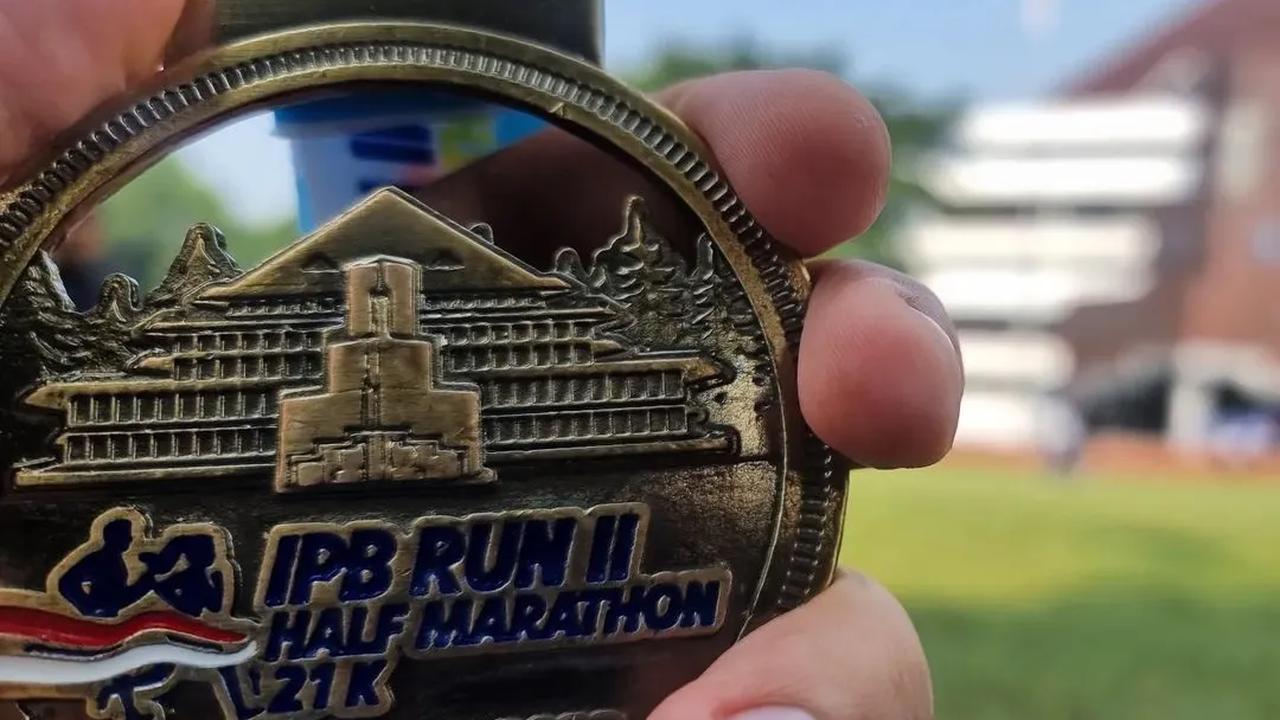 Setelah melewati perjalanan panjang penuh rintangan, akhirnya Hafiz berhasil mencapai garis finish. Ia pun memperoleh medali 'IPB Run II Half Marathon 21K'. "𝙎𝙡𝙞𝙙𝙚 9 - Akhirnya finish, yang penting bisa pamer medali di Instagram 🏅⁣," t