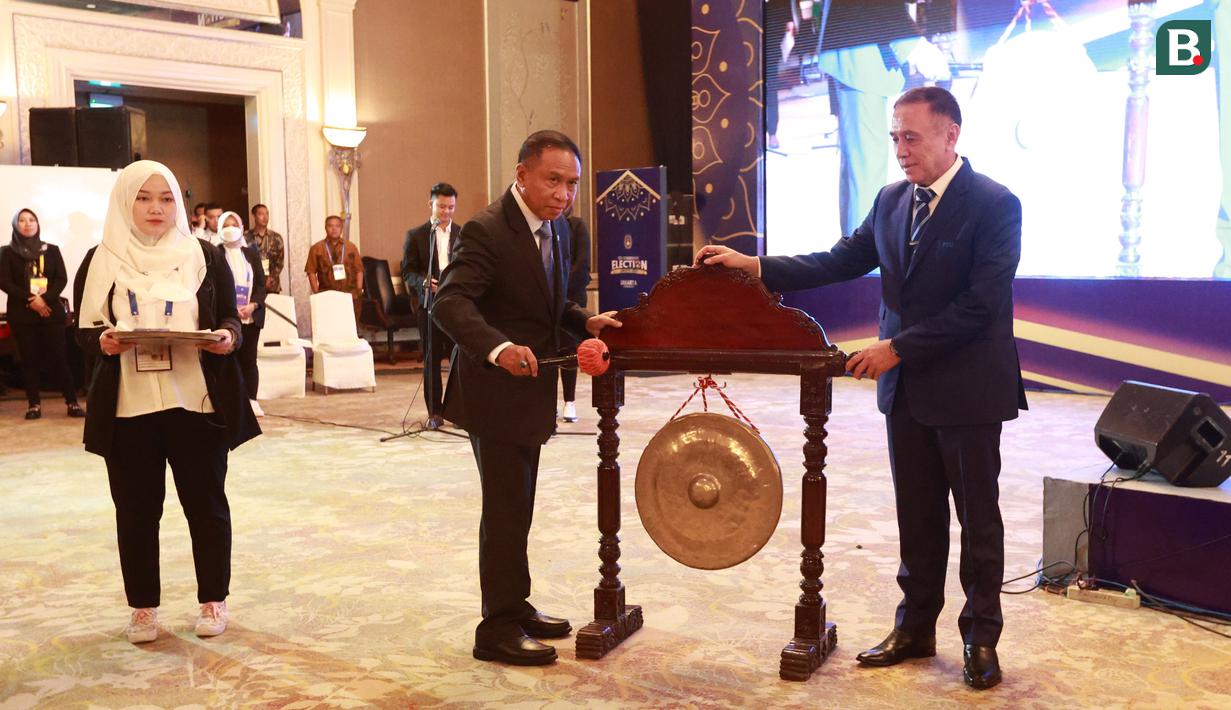 Menpora RI, Zainudin Amali dan Ketua PSSI, Mochamad Iriawan memukul gong saat pembukaan Kongres Luar Biasa (KLB) PSSI di Hotel Shangri-La, Jakarta Pusat pada Kamis (15/2/2023). KLB PSSI tersebut untuk memilih satu Ketua, dua Wakil Ketua, dan 12 anggota Komite Eksekutif (Exco) untuk periode 2023-2027. (Bola.com/M Iqbal Ichsan)