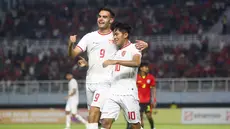 Timnas Indonesia U-19 melaju ke semifinal Piala AFF U-19 2024 dengan status juara Grup A setelah menang 6-2 atas Timor Leste U-19 pada matchday ketiga di Stadion Gelora Bung Tomo, Surabaya. Selasa (23/7/2024). Enam gol tim besutan Indra Sjafri dihasilkan oleh Jens Raven (18', 26'), bunuh diri Alexandre Oscar (45+1'), Kadek Arel (51'), Arkhan Kaka (53') dan Kafiatur Rizky (56'). Sementara dua gol Timor Leste U-19 tercipta lewat eksekusi penalti Ricardo Rorinho (23') dan Alexandro Bahkito (86'). Hasil ini menjadikan Indonesia terhindar dari pertemuan dengan Australia di babak semifinal. (Bola.com/Aditya Wany)