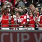 Theo Walcott meraih trofi  Piala FA bersama Arsenal pada musim 2014-2015 dan 2016-2017 serta Community Shield 2015 dan 2017. (AFP/Adrian Dennis)