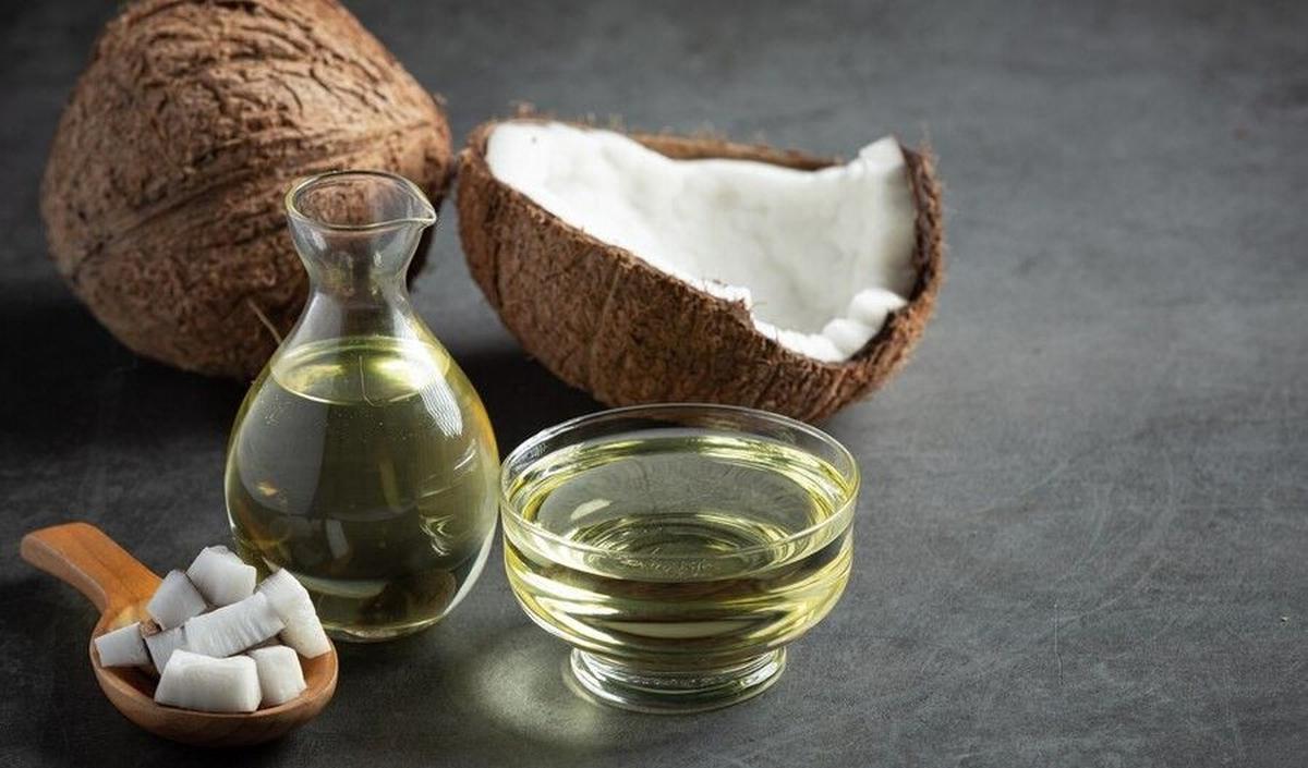 6. Minyak Kelapa: Melembapkan dan Mengurangi Kerutan