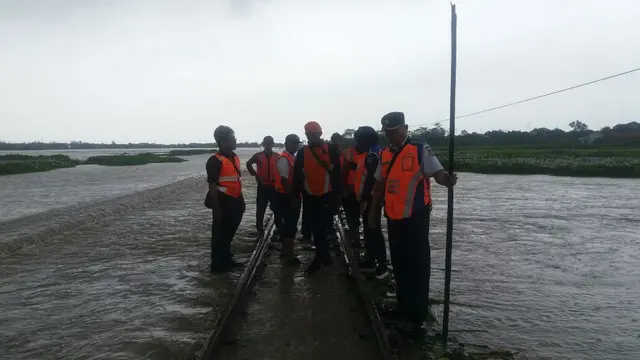 Perlintasan Terendam, Kereta Api Terlambat Hingga Tiga Jam