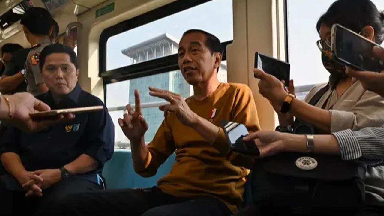 Jokowi menyebut bahwa masa pensiun Dudung masih lama.