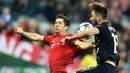 Striker Bayern Munchen, Robert Lewandowski berebut bola dengan pemain Dinamo Zagreb, Concalo Santos pada laga Liga Champions di Stadion Allianz Arena, Jerman, Rabu (30/9/2015). (EPA/Peter Kneffel)