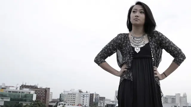 Video sesi pemotretan Kezia Santoso pebalap gokart Indonesia yang masih berusia 17 tahun dan mengidolakan Rio Haryanto.