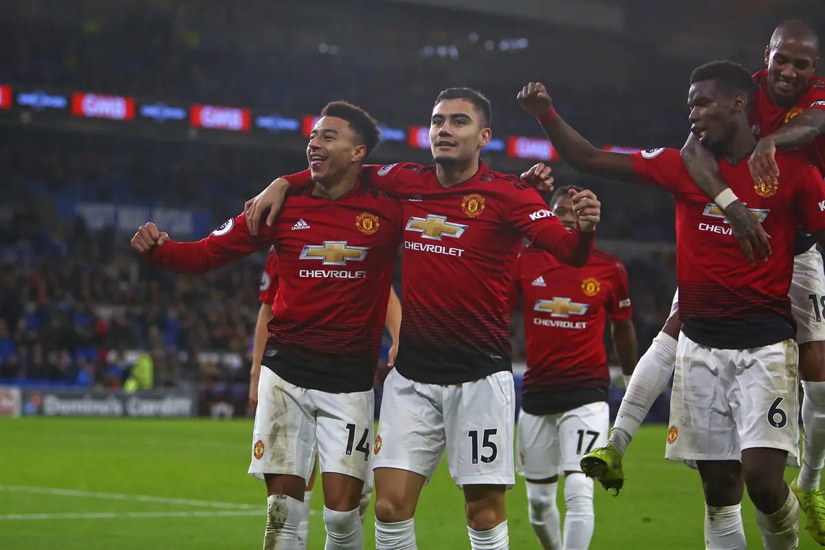 Para pemain Manchester United merayakan gol yang dicetak Jesse Lingard ke gawang Cardiff pada laga Premier League di Stadion Cardiff City, Wales, Sabtu (22/12). Cardiff kalah 1-5 dari MU. (AFP/Geoff Caddick)