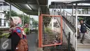 Warga menuruni tangga Jembatan Penyeberangan Orang di Tanjung Barat, Jakarta, Jumat (11/11). Buruknya desain menyebabkan JPO tersebut tidak tersambung, sehingga warga harus membeli tiket kereta jika ingin menyeberang. (Liputan6.com/Immanuel Antonius)
