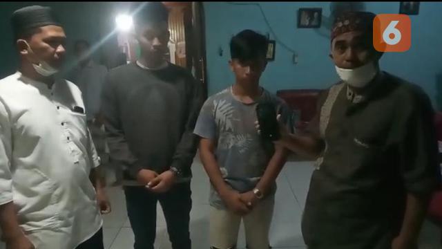 Polisi tangkap dua pemuda yang suruh bocah tenggak miras hingga mabuk (Fauzan/Liputan6.com)