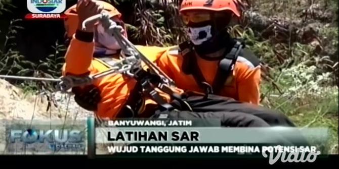VIDEO: Basarnas Surabaya Gelar Latihan Bersama di Pantai dan Bukit Banyuwangi