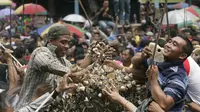 Warga memadati halaman Masjid Agung Keraton Kasunanan Surakarta untuk memperebutkan gunungan sekaten, Solo, Jawa Tengah, Kamis (24/12). Ribuan warga saling berebut enam buah gunungan untuk memperingati hari lahir Nabi Muhammad SAW (Boy Harjanto)