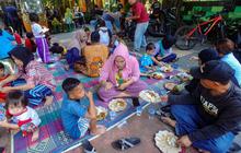 FOTO: Indahnya Berbagi Makan Siang Gratis, 250 Paket Nasi Dibagikan Cuma-Cuma Oleh Alumni SMA di Jati Padang