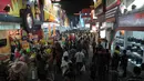 <p>Sejumlah pengunjung memadati acara pembukaan Jakarta Fair 2015 di Arena PRJ Kemayoran, Jakarta, Jumat (29/5). Jakarta Fair dalam rangka memperingati HUT Jakarta tersebut berlangsung hingga 5 Juli 2015. (Liputan6.com/Johan Tallo)</p>