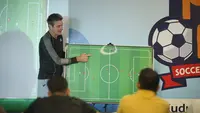 Coach Timo Scheunemann, pelatih berlisensi UEFA A, berbagi pangalaman dan materi sepak bola&nbsp;kepada ratusan guru dalam coaching clinic di&nbsp;Supersoccer Arena, Rendeng, Kudus, Jawa Tengah, Sabtu (22/7/2023). Mater itu antara lain&nbsp;seputar penguasaan bola atau ball mastery, dribbling, passing, taktik menyerang dan bertahan, hingga program latihan sesuai standar sekolah sepak bola atau SSB. (foto: istimewa)