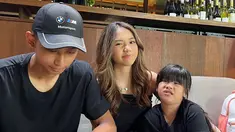 Kedekatan Dhofin Maula Jamil, Jasmine Abeng dan Abigail Cattleya terlihat di beberapa kesempatan dan diunggah beberapa kali di Instagram. Dhofin Maula sempat putus komunikasi dengan sang ayah selama 3 tahun, namun kini keduanya sering terlihat bersama. Meski merupakan saudara sambung, namun kedekatan anak Ibnu Jamil dan Ririn Ekawati ini sudah seperti saudara kandung. (Liputan6.com/IG/@ibnujamilo)
