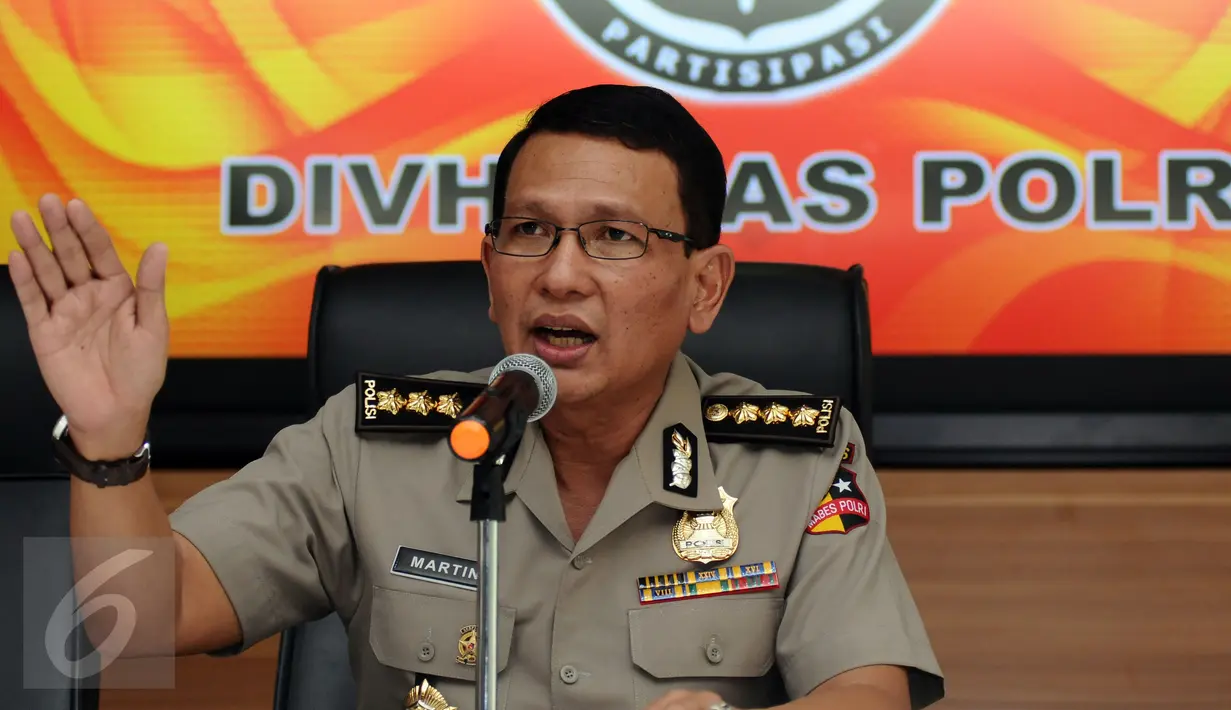 Kabagpenum Humas Polri Kombes Pol Martinus Sitompul menyampaikan keterangan di Mabes Polri, Jakarta, Jumat (24/3). Keterangan terkait perkembangan kasus penangkapan terduga teroris di Ciwandan, Cilegon, Banten. (Liputan6.com/Helmi Fithriansyah)