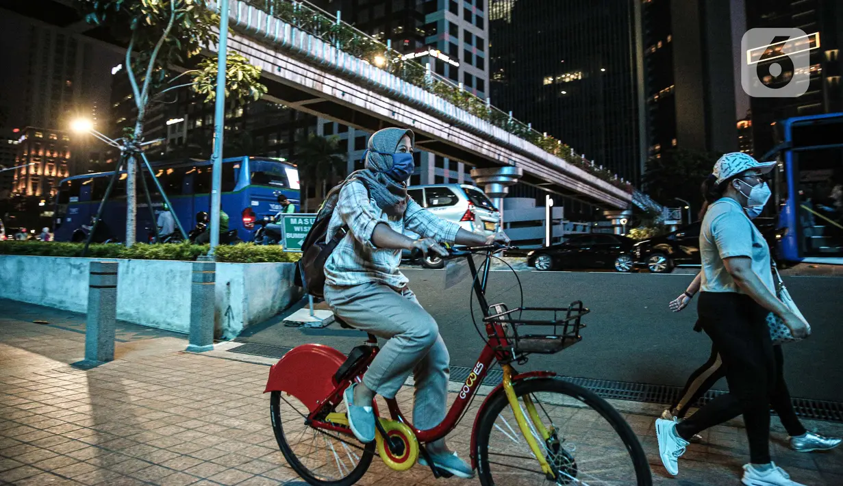 Aktivitas warga di Kawasan Sudirman, Jakarta, Kamis (24/9/2020). Pemerintah Provinsi (Pemprov) DKI Jakarta kembali memperpanjang Pembatasan Sosial Berskala Besar (PSBB) selama 14 hari ke depan hingga 11 Oktober untuk menekan laju penyebaran kasus covid-19. (Liputan6.com/Faizal Fanani)