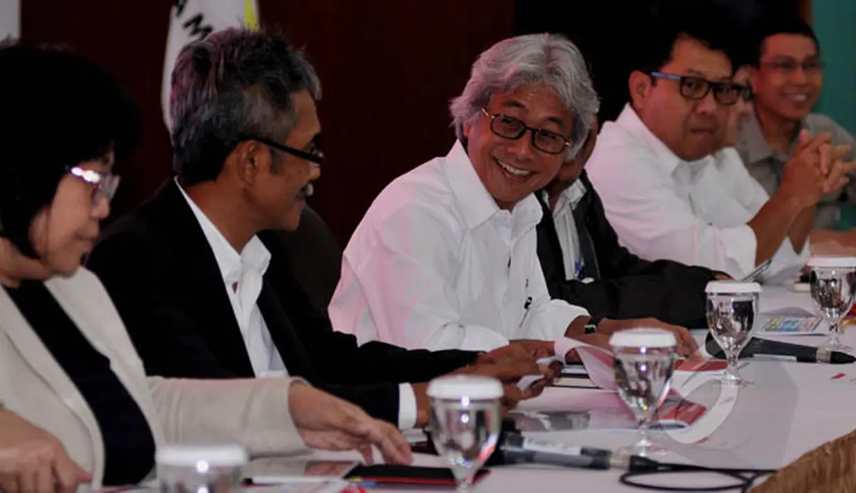 Direktur Utama PT Pertamina (Persero) Dwi Soetjipto (tengah) memberikan keterangan terkait pengadaan minyak mentah dan Bahan Bakar Minyak (BBM) oleh anak usaha Pertamina (Integrated Supply Chain), Jakarta, Selasa (17/2). (Liputan6.com/Johan Tallo)