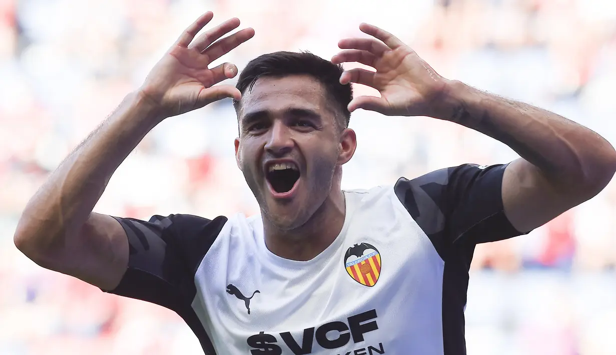 Maxi Gomez. pemain berusia 25 tahun yang kini memasuki musim ketiga di Valencia ini total 5 musim bermain di Liga Spanyol mulai 2017/2018 hingga kini. Sebelum berseragam Valencia ia terlebih dahulu memperkuat Celta Vigo. Total tampil 158 laga dengan torehan 50 gol dan 20 assist. (AFP/Ander Gillenea)