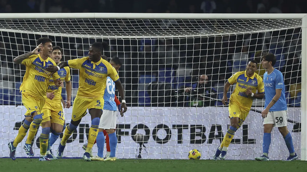 Foto: Kebobolan 4 Gol di Babak Kedua, Napoli Disingkirkan Frosinone di Kandang Sendiri pada Babak 16 Besar Coppa Italia