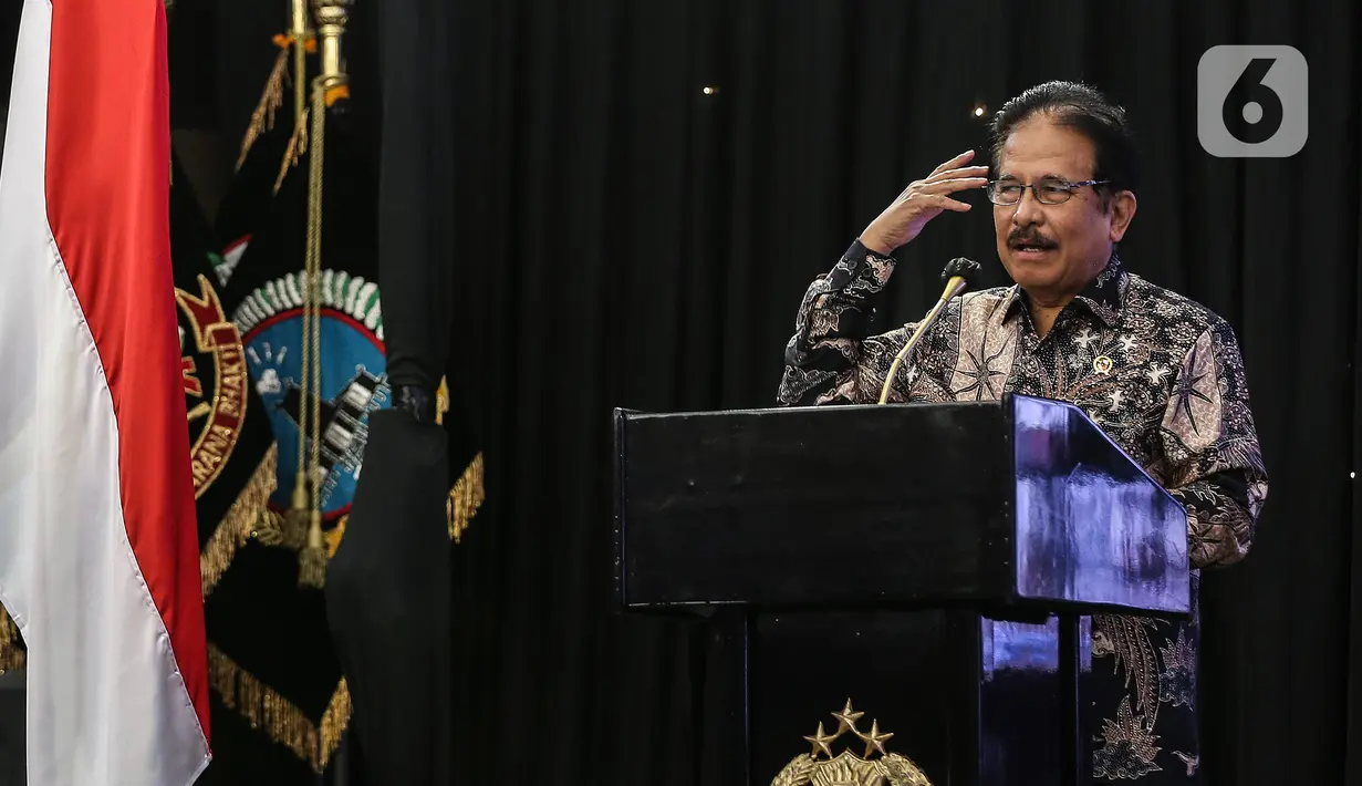 Menteri ATR/BPN Sofyan Djalil memberikan keterangan dalam peluncuran aplikasi Propam Presisi di Mabes Polri, Jakarta, Selasa (13/4/2021). Aplikasi 'Propam Presisi' tersebut diciptakan oleh Divisi Profesi dan Pengamanan (Divpropam) Polri. (Liputan6.com/Johan Tallo)