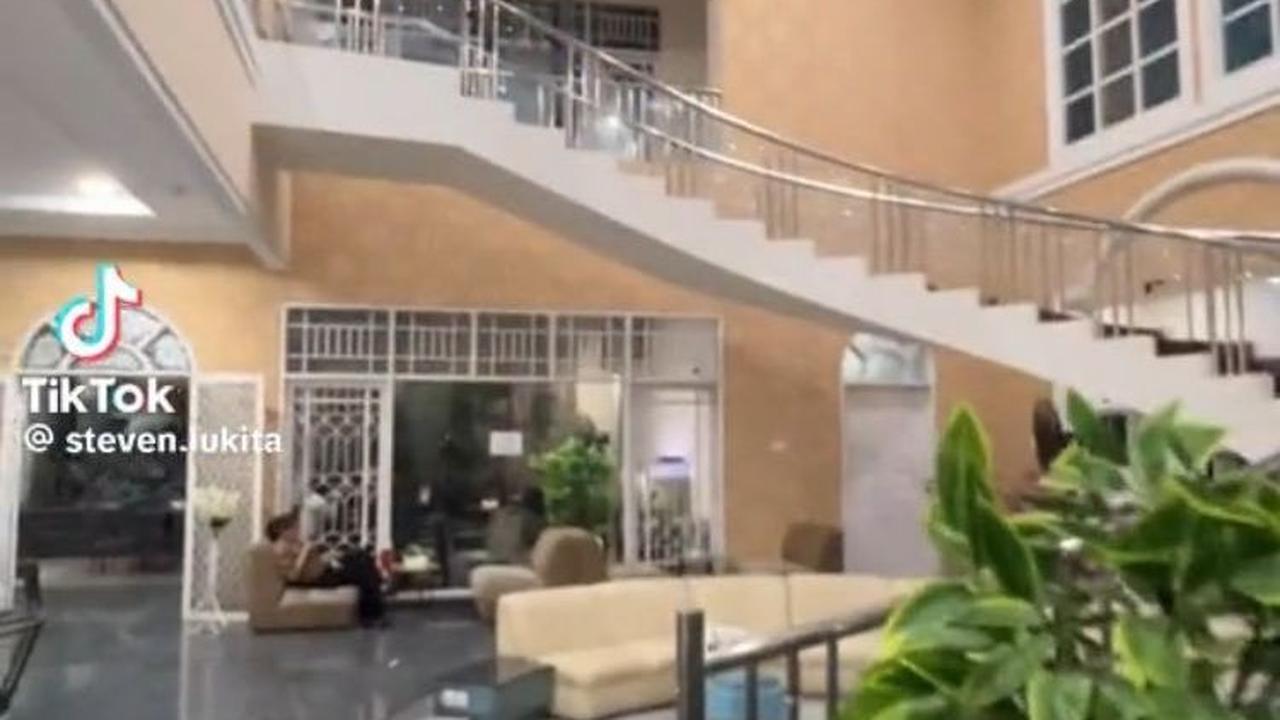 Rumah ini juga memiliki tangga melingkar dan lampu gantung yang tampak bak rumah mewah di sinetron.