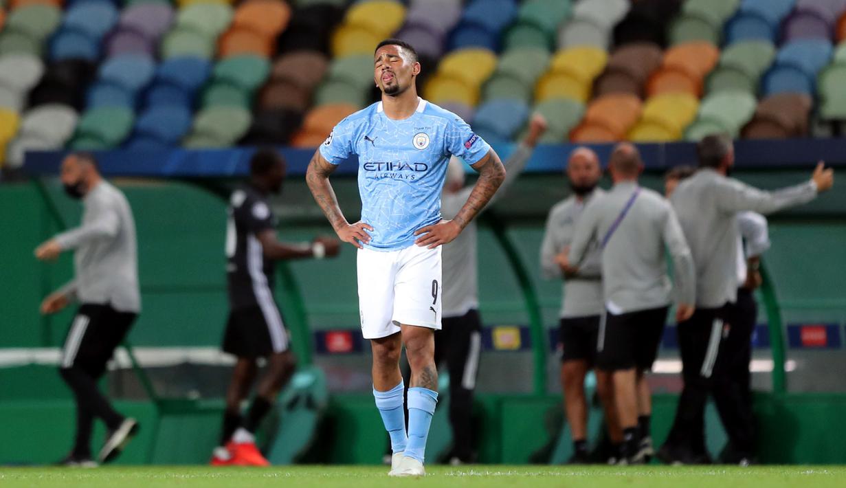 Striker Manchester City, Gabriel Jesus, tampak kecewa usai ditaklukkan Lyon pada perempat final Liga Champions di Stadion Jose Alvalade, Sabtu (15/8/2020). Lyon menang 3-1 atas Manchester City. (Miguel A. Lopes/Pool via AP)