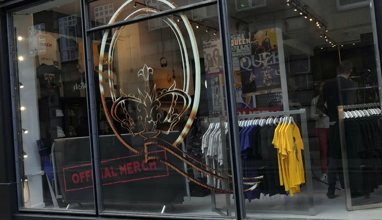 Tampilan toko baru yang didedikasikan untuk menjual merchandise resmi band rock Queen sebelum dibuka di London, Senin (27/9/2021). Band legendaris Queen membuka toko pop-up di Carnaby Street yang bersejarah pada minggu ini untuk menandai lima dekade mereka di kancah musik. (AP Photo/Alastair Grant)