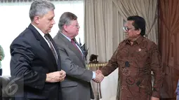 Wakil Ketua MPR Oesman Sapta (kanan) bersalaman dengan Dubes Brasil untuk Indonesia Rubem Antonio Correa Barbosa, Jakarta, (28/3). Pertemuan tersebut membahas masalah impor daging sapi dari Brasil ke Indonesia.  (Liputan6.com/Angga Yuniar)