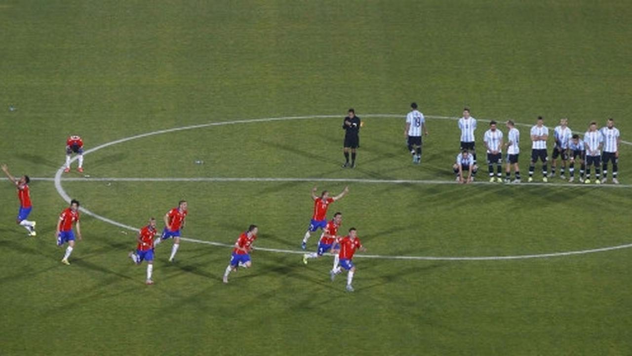 Bentrokan sengit polisi vs suporter hiasi pesta juara Chile