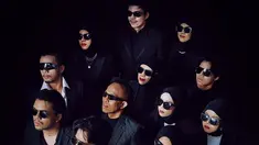 Ini dia kekompakan kesebelasan yang dikenal Gen Halilintar di pemotretan keluarga terbaru. Diarahkan oleh Abqariyyah, putri kelima Geni Faruk, pose keluarga besar Atta ini terlihat keren. Penampilan mereka seolah bak geng mafia ala film laga. (Liputan6.com/IG/@genhalilintar)