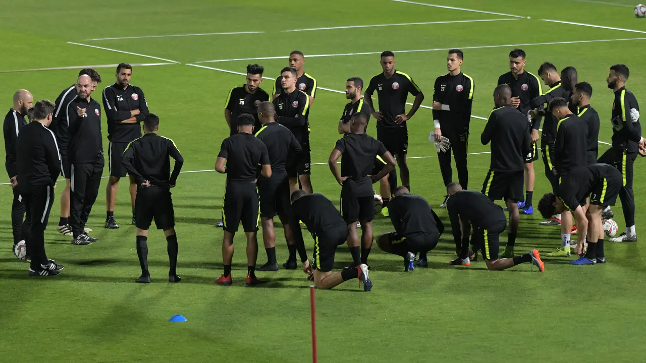 Latihan, Para Pemain Qatar Salat Bersama di Lapangan