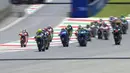 Pebalap Movistar Yamaha, Valentino Rossi, memimpin lomba sejak start balapan MotoGP Italia di Sirkuit Mugello, Minggu (22/5/2016). (Bola.com/Twitter/Crashnet)