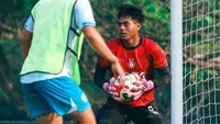 Eks kiper Persebaya, Andhika Ramadhani, akan menjalani debut bersama Persik pada turnamen Internasional di Malaka, Malaysia. (Bola.com/Gatot Sumitro)