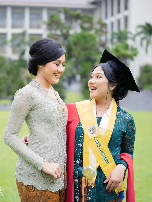 Penampilan anggun Erina Gudono saat menghadiri wisuda sang adik. Ia tampil anggun mengenakan kebaya kartini warna hijau mint yang dipadukan dengan kain batik cokelat. [@elitephotoshoot]