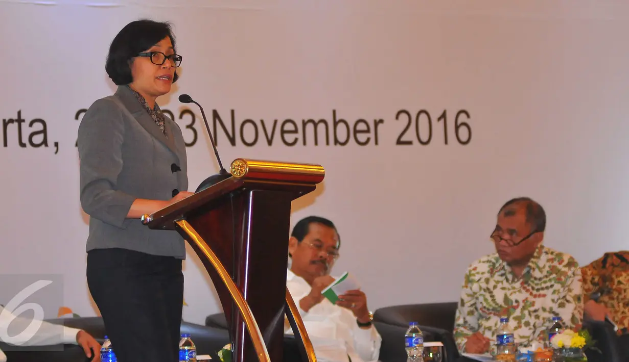 Menteri Keuangan, Sri Mulyani memberikan pemaparan dalam rapat koordinasi di Jakarta, Senin (21/11). Rakor bersama sejumlah kementerian/lembaga itu membahas mengenai pemulihan aset hasil tindak pidana korupsi (Tipikor). (Liputan6.com/Angga Yuniar)