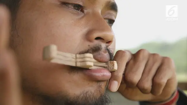 Pernah mendengar Karinding? Alat musik asal Jawa Barat ini punya bentuk, bunyi, dan cara memainkan yang unik.