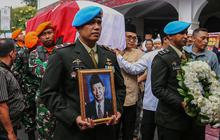 FOTO: Prajurit TNI Antar Jenazah Almarhum Wakil Presiden ke-9 Hamzah Haz ke Peristirahatan Terakhir di Bogor