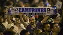Suporter merayakan keberhasilan Real Madrid menjuarai La Liga Spanyol di Lapangan Cibeles, Madrid, (22/05/2017). Real Madrid meraih juara La Liga untuk ke-33 kalinya. (AP/Francisco Seco)