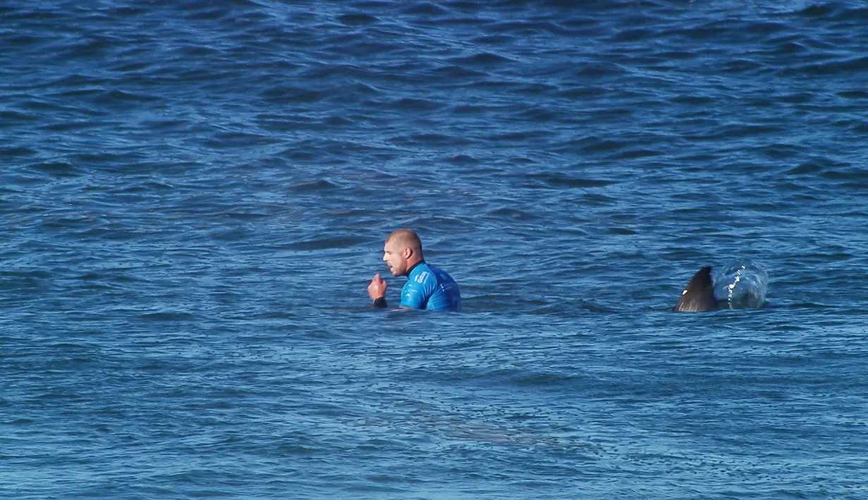 Peselancar Australia, Mick Flanning terlihat sebelum diserang seekor hiu di teluk Jeffrey's Afrika Selatan, (19/7/2015). Kejadian ini terekam dan sempat disiarkan secara langsung. (REUTERS/World Surf League)
